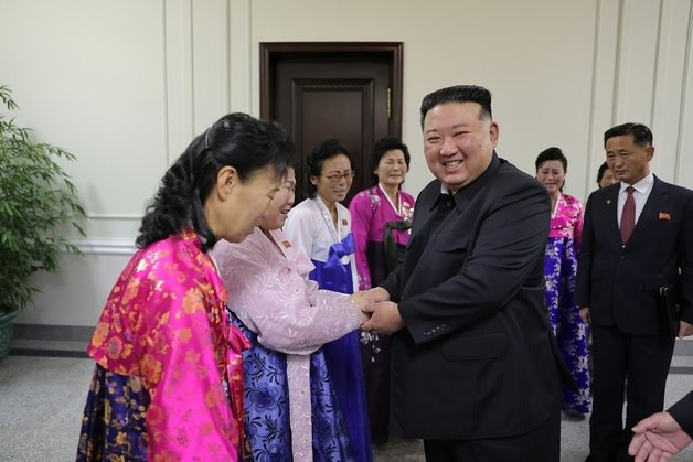 김정은 북한 노동당 총비서가 4일 제5차 전국어머니대회에서 ‘가정과 사회 앞에 지닌 어머니의 본분에 대하여’를 주제로 연설했다고 당 기관지 노동신문이 5일 보도했다. 11년 만에 열린 어머니대회는 3일 개막해 4일 폐막했다.(평양 노동신문=뉴스1)