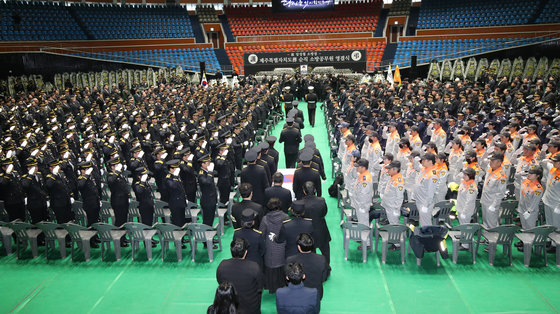 5일 오전 제주시 한라체육관에서 화재 현장에서 순직한 고(故) 임성철 소방장의 제주특별자치도장 영결식이 거행되고 있다. 임 소방장은 지난 1일 새벽 제주 서귀포시 감귤창고에서 발생한 화재 진압 중 주택에 있는 80대 노부부를 대피시킨 후 불을 끄다가 외벽 콘크리트 처마가 붕괴되면서 잔해에 다쳐 순직했다. 2023.12.5/뉴스1