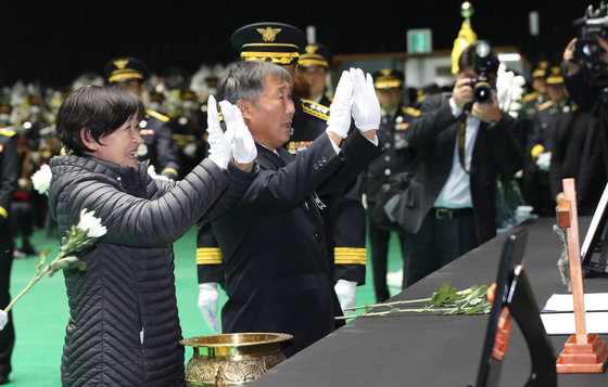 5일 오전 제주시 한라체육관에서 거행된 고(故) 임성철 소방장의 제주특별자치도장 영결식에서 임 소방장 부모가 아들 영전에 인사하고 있다. 2023.12.5/뉴스1