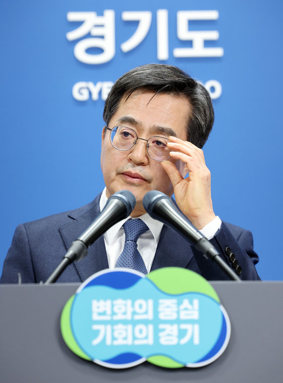 김동연 경기도지사가 4일 오후 경기도 수원시 영통구 경기도청 브리핑룸에서 ‘경기도청 압수수색’ 관련 입장을 말하고 있다. 수원지검 공공수사부는 이재명 더불어민주당 대표가 경기도지사 시절, 경기도청 법인카드를 유용했다는 의혹과 관련해 경기도청을 압수수색 하고 있다. (공동취재) 2023.12.4 뉴스1