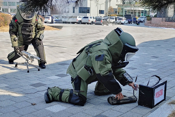 지난 2월 23일 경북 울진군 한울원자력발전소에서 열린 ‘결전태세 확립을 위한 민·관·군·경·소방 합동 대테러 종합훈련’에 투입된 육군 50사단 장병들이 폭발물을 제거하고 있다. (50사단 제공) (사진은 기사 내용과 무관함) ⓒ News1