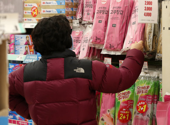 한 시민이 서울의 대형마트에서 가사용품을 구매하고 있다. /뉴스1