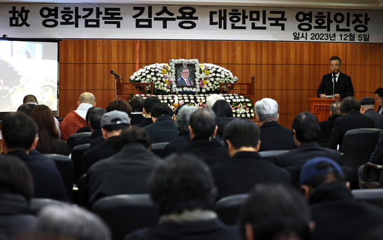 5일 오전 서울 종로구 서울대병원 장례식장에서 고(故) 김수용 감독의 영결식이 엄수되고 있다. ‘저 하늘에도 슬픔이’ ‘만추’ 등을 연출하며 1960년대 한국영화를 대표하는 김 감독은 지난 3일 94세의 일기로 영면에 들었다. 2023.12.5/뉴스1