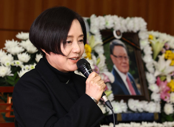 5일 오전 서울 종로구 서울대병원 장례식장에서 대한민국영화인장으로 엄수된 고(故) 김수용 감독의 영결식에서 배우 장미희 씨가 추도사를 하고 있다. ‘저 하늘에도 슬픔이’ ‘만추’ 등을 연출하며 1960년대 한국영화를 대표하는 김 감독은 지난 3일 94세의 일기로 영면에 들었다. 2023.12.5. 뉴스1