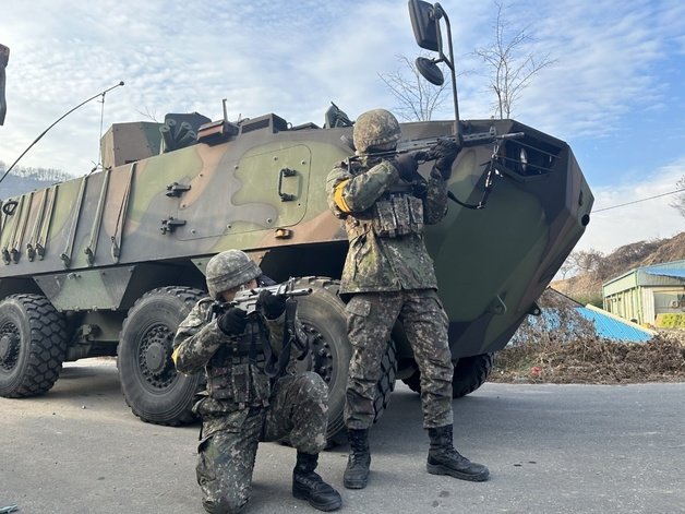 육군 32사단 장병들이 4일 차륜형장갑차를 동원해 가상의 침투 적을 찾는 훈련을 하고 있다. (육군32사단 제공)