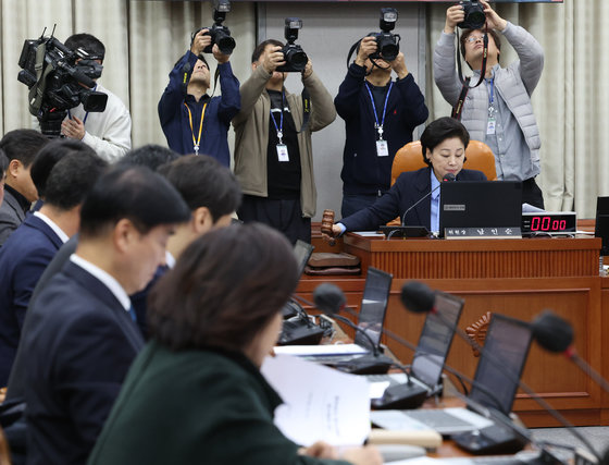 남인순 국회 정개특위 위원장이 5일 서울 여의도 국회에서 열린 정치개혁특별위원회 전체회의에서 의사봉을 두드리고 있다. 2023.12.5. 뉴스1