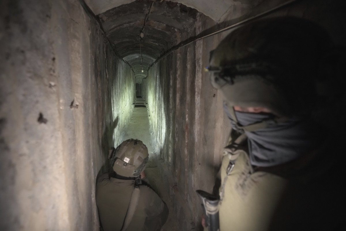 이스라엘 군인들이 22일(현지시각) 가자지구 가자시티의 알 시파 병원 지하에서 발견된 터널을 언론에 공개하고 있다. 이스라엘군은 하마스가 이 병원 지하에 터널을 만들어 무기 보관과 테러용으로 사용했다고 강조했다. 2023.11.23. 가자시티=AP/뉴시스