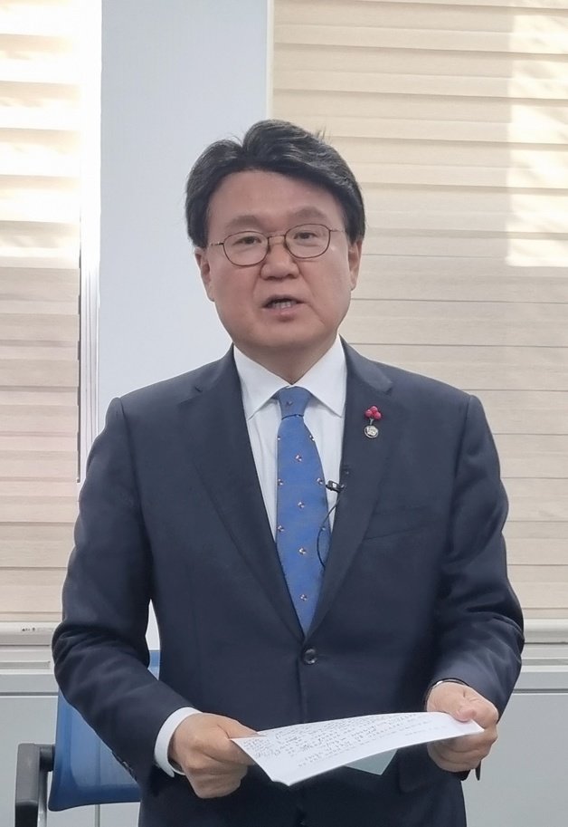 황운하 더불어민주당 의원이 5일 대전시의회 기자실에서 울산 사건과 관련해 입장을 발표하고 있다./뉴스1