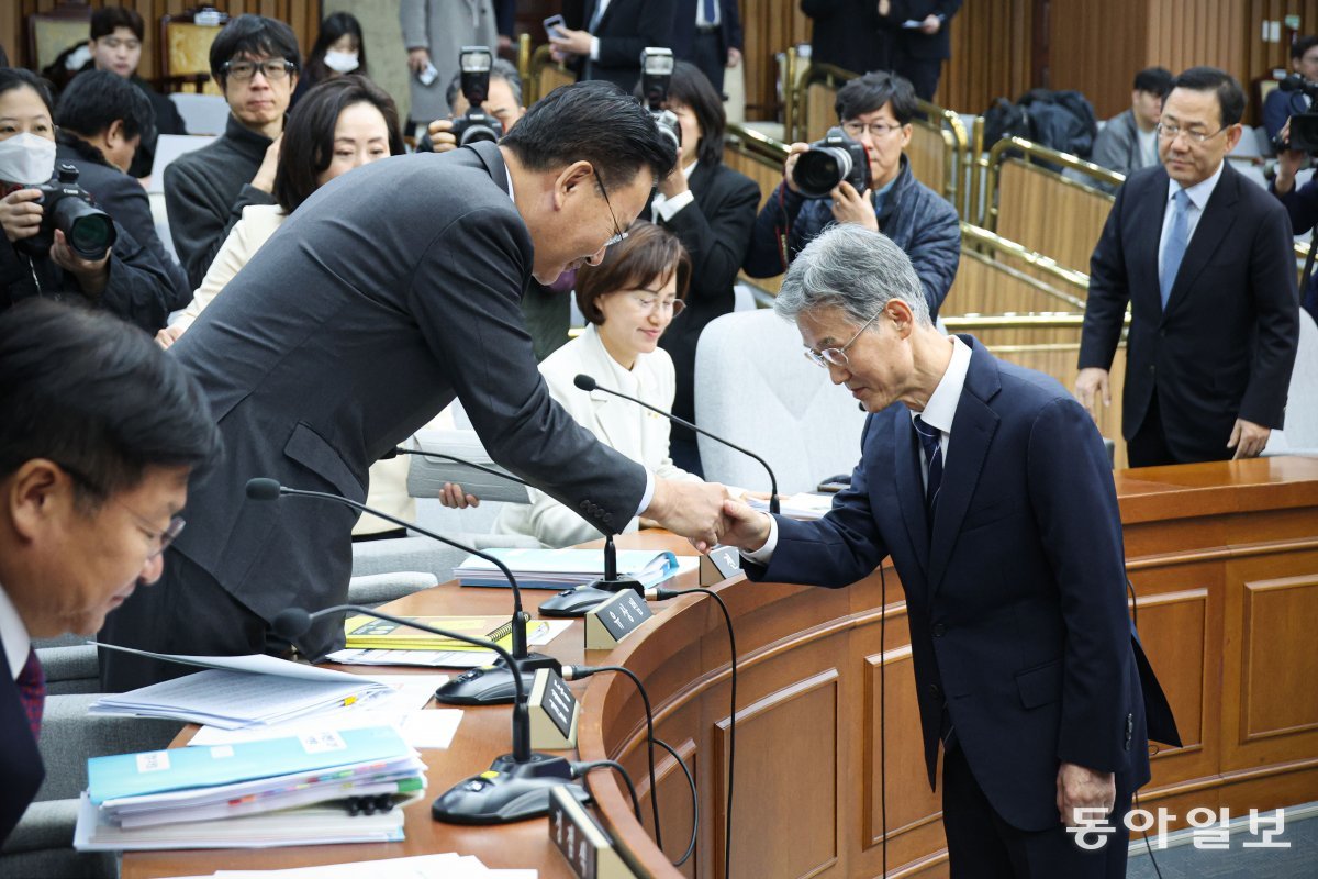 조희대 대법원장 후보자가  5일 인사청문회장 시작 전 의원들과 악수하며 인사를 나누고 있다. 박형기 기자 oneshot@donga.com