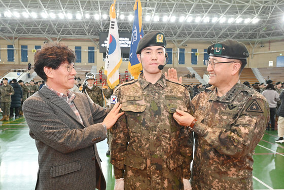 박안수 육군참모총장(오른쪽)이 5일 충남 논산시 육군훈련소에서 열린 신병교육 수료식에 참석, 계급장을 수여하고 있다. (육군 제공) 2023.12.5