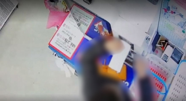 한 무인점포에서 키오스크 지폐투입구에 종이를 넣는 아이의 모습. ‘아프니까 사장이다’ 캡처