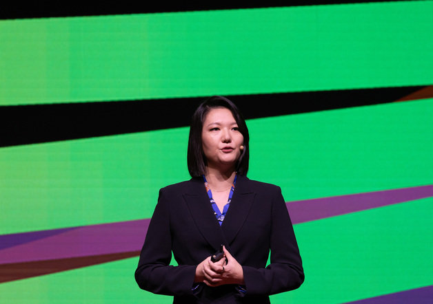 Naver CEO Choi Soo-yeon is giving a keynote speech on the topic of 'Generative AI era, technological competitiveness for everyone' at the Team Naver Conference Dan 23 held at the Grand Intercontinental Seoul Parnas in Gangnam-gu, Seoul on the morning of the 24th.  At this conference, Naver's generative AI 'HyperclovaX' and 'ClovaX' and 'CUE:' based on it were introduced.  2023.8.24/News 1