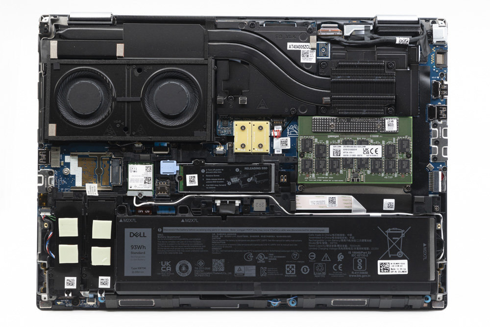 내부 구성 상 기본 포함 3개의 NVMe와 1개의 SATA3 M.2 SSD를 장착할 수 있고, 교체 가능한 와이파이 카드와 심카드 장착, CAMM 메모리 교체까지 가능하다 / 출처=IT동아