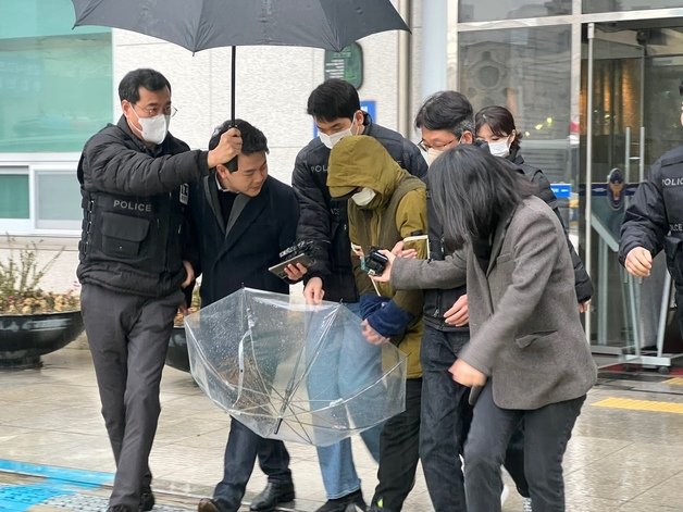 6일 A씨가 서울 중앙지법에서 영장실질심사를 받기 위해 성북경찰서 유치장 밖으로 나서고 있다. ⓒ 뉴스1