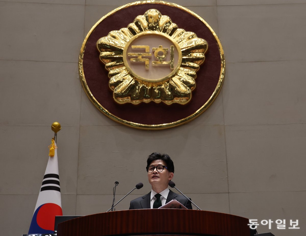 한동훈 법무부 장관이 6일 서울 여의도 국회 본청에서 열린 국민의힘 정책 의원총회에 참석해 출입국 이민관리청 신설 방안에 대해 설명하고 있다. 김재명 기자 base@donga.com