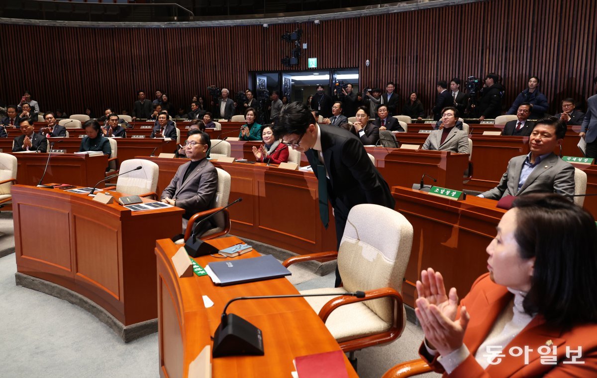 한동훈 법무부 장관이 6일 서울 여의도 국회 본청에서 열린 국민의힘 정책 의원총회에 참석해  인사를 하고 있다. 김재명 기자 base@donga.com