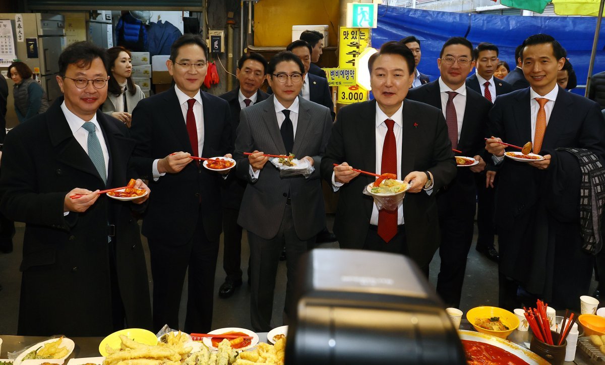 부산 깡통시장 방문 떡볶이 시식 윤석열 대통령이 6일 부산 중구 깡통시장을 방문해 기업인들과 떡볶이를 맛보고 있다. 윤 대통령은  ‘2030 
부산엑스포(세계박람회)’ 유치 불발 뒤 처음 부산을 찾아 지원책을 약속했다. 왼쪽부터 이재용 삼성전자 회장, 조현준 효성그룹 
회장, 윤 대통령, 구광모 (주)LG 대표, 김동관 한화그룹 부회장. 대통령실 제공