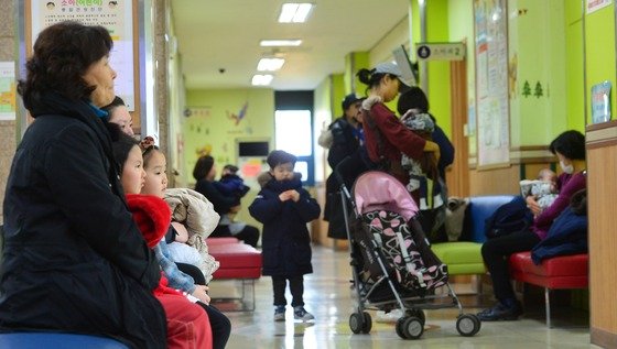 서울의 한 아동병원을 찾은 어린이들이 진료를 기다리고 있다. (사진은 기사 내용과 관련이 없습니다) /뉴스1