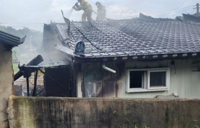 지난 8월 23일 오후 2시경 전북 완주군 소양면의 한 주택에서 발생한 화재. 전북소방본부 제공
