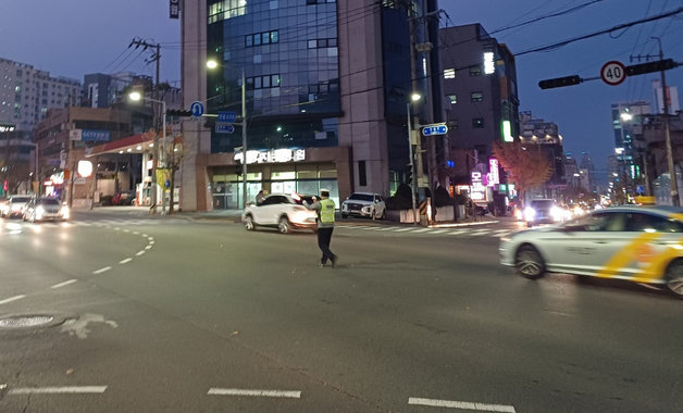 지난 6일 오후 울산 남구 일대에서 정전이 발생해 경찰관이 교통을 통제하고 있다. (울산경찰청 제공)