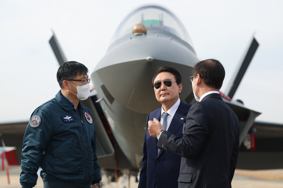 윤석열 대통령이 24일 경남 사천시 한국항공우주산업(KAI)을 방문해 국산 항공기 및 전투기를 참관하고 있다. 대통령실 제공