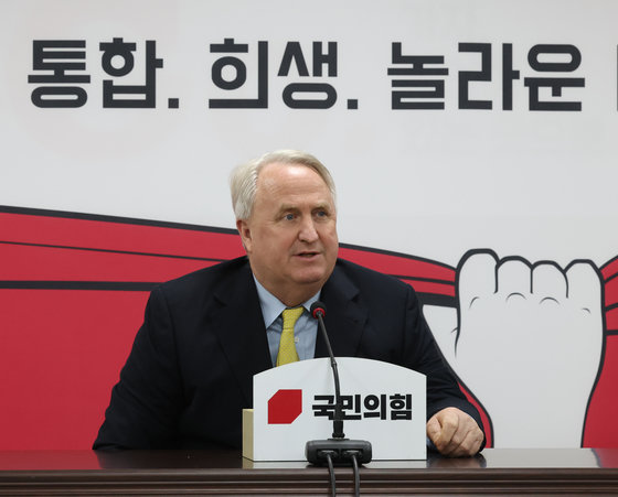 인요한 국민의힘 혁신위원장이 7일 서울 여의도 국민의힘 당사에서 열린 혁신위원회 제12차 전체회의에서 발언을 하고 있다. 2023.12.7 뉴스1