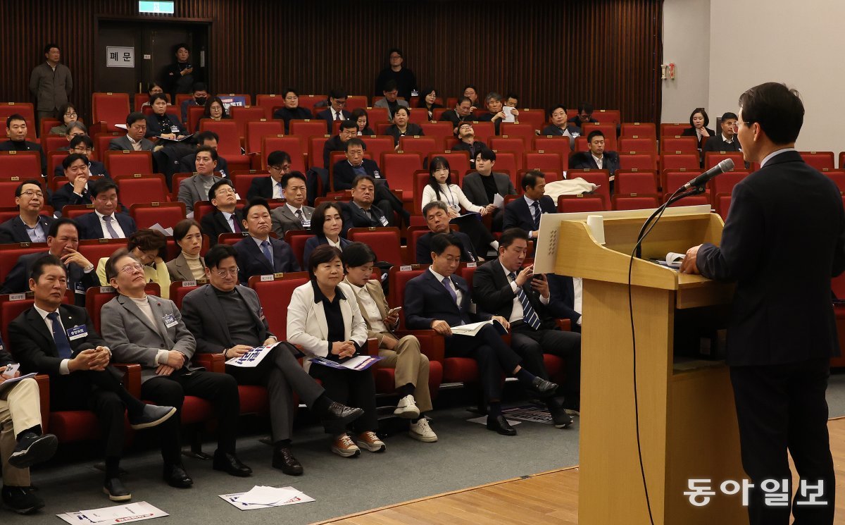 7일 서울 여의도 국회도서관에서 더불어민주당 제2차 중앙위원회의가 열렸다. 비명계인 이원욱 의원이 개정안에 대해 반대 의사를 밝히고 있다. 김재명 기자 base@donga.com