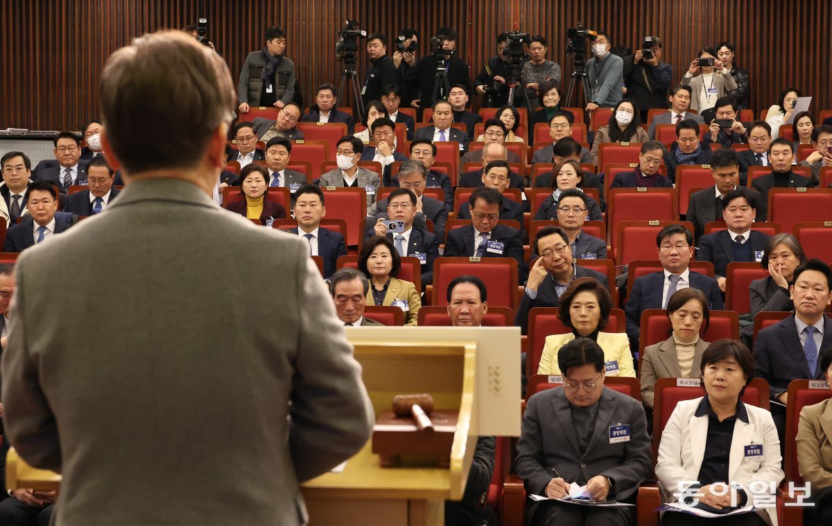 7일 서울 여의도 국회도서관에서 더불어민주당 제2차 중앙위원회의가 열렸다. 이재명 대표가 모두발언을 하고 있다. 김재명 기자 base@donga.com