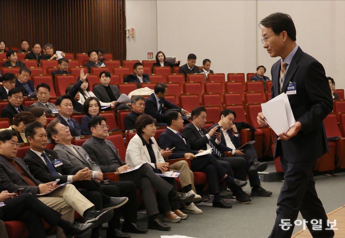 7일 서울 여의도 국회도서관에서 더불어민주당 제2차 중앙위원회의가 열렸다. 비명계인 이원욱 의원이 개정안에 대해 반대 의사를 밝힌 후 자리로 돌아가고 있다. 김재명 기자 base@donga.com