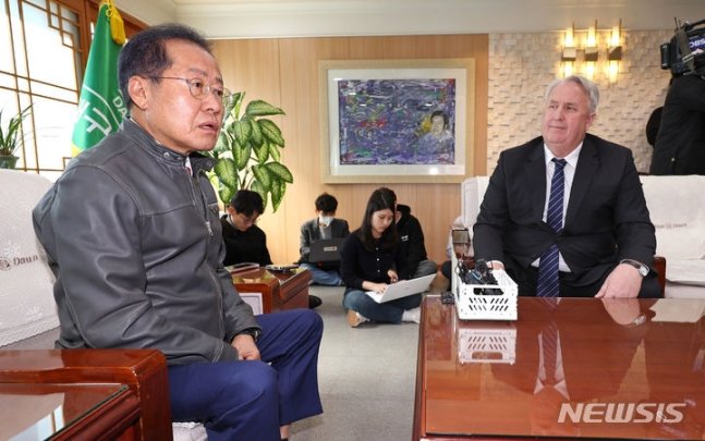 인요한 국민의힘 혁신위원장이 지난달 8일 대구시청 산격청사를 찾아 홍준표 대구시장과 면담하고 있다. 2023.11.08. 뉴시스