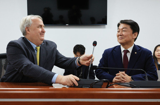 인요한 국민의힘 혁신위원장(왼쪽)과 안철수 의원이 7일 오후 서울 여의도 국회 의원회관에서 면담을 하고 있다. (공동취재) 2023.12.7/뉴스1