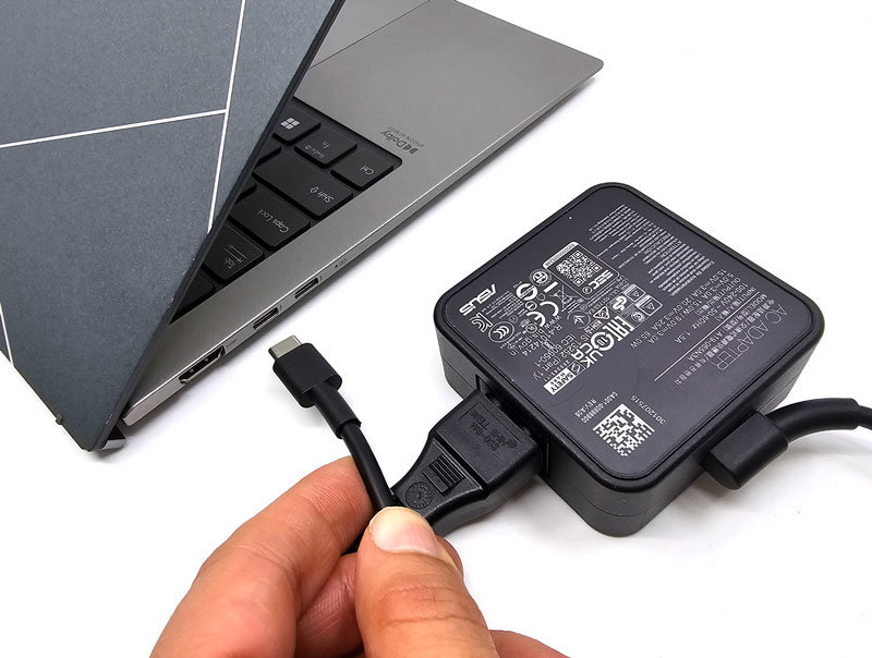 USB-PD 규격의 전원 어댑터를 통해 배터리 충전이 가능 / 출처=IT동아