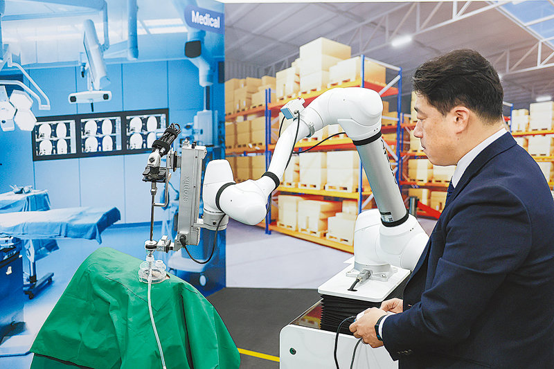 5일 경기 수원시에 위치한 두산로보틱스 공장에서 회사 관계자가 내시경 카메라가 장착된 협동로봇을 조작하고 있다. 1mm 단위로 미세하게 움직이기 때문에 복강경 수술 등 세밀한 작업에 사용될 수 있다. 두산로보틱스 제공