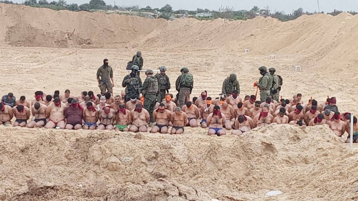 남성 수십 명이 속옷만 입은 채 이스라엘군에 포위된 모습. X(옛 트위터) 캡처