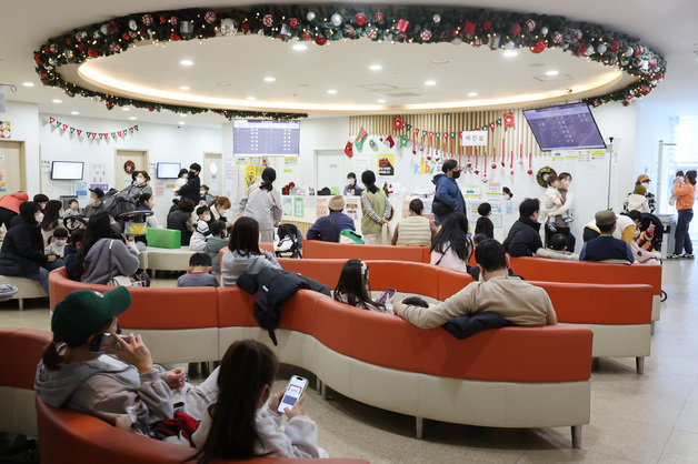 7일 오전 서울 시내의 한 소아과가 붐비고 있다. 2023.12.7/뉴스1 ⓒ News1