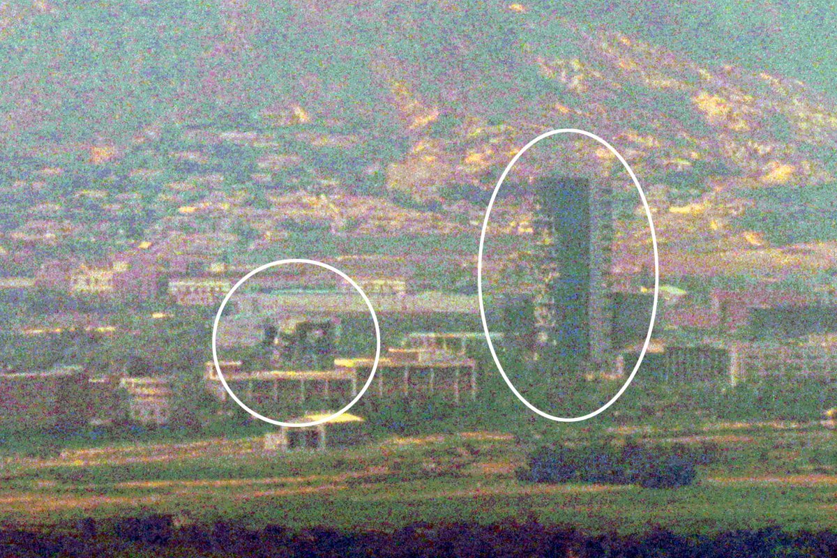 2020년 6월 21일 경기 파주 접경지역에서 바라본 개성공단에 폭파된 남북공동연락사무소 잔해(왼쪽)와 충격으로 훼손된 개성공단지원센터. 뉴스1
