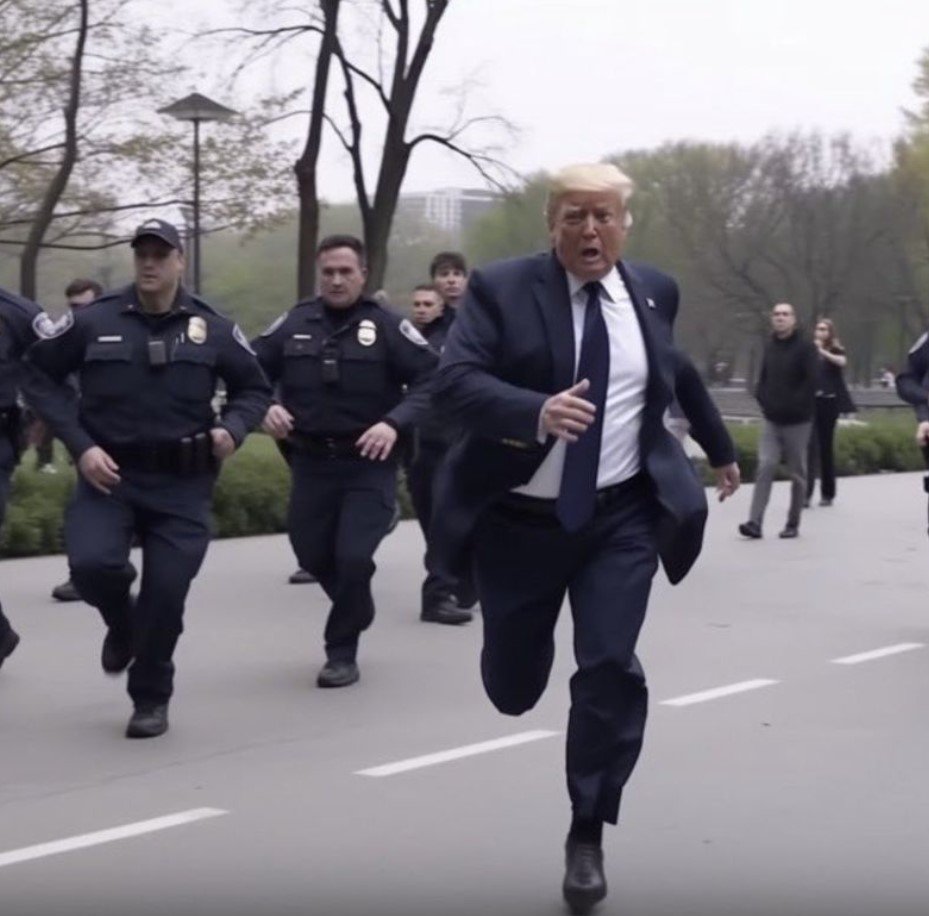 도널드 트럼프 전 미국 대통령이 자신을 체포하려는 경찰로부터 도망가는 모습이 담긴 가짜 사진. 인공지능이 만든 이 이미지는 온라인에 급속도로 퍼졌다. 엑스(X·전 트위터) 캡처