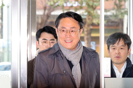 강도형 해양수산부 장관 후보자가 7일 오전 서울 마포구 국립수산물품질관리원 서울지원에 마련된 인사청문회 준비 사무실로 출근하고 있다. 2023.12.7/뉴스1