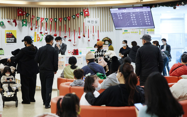 7일 오전 서울 시내의 한 소아과가 붐비고 있다. 2023.12.7 뉴스1