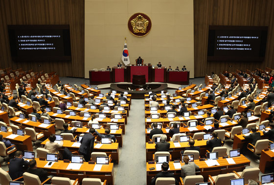 8일 서울 여의도 국회 본회의장에서 열린 제410회국회(정기회) 제14차 본회의에서 노조법 2·3조 개정안(노란봉투법)과 방송법·방송문화진흥회법·한국교육방송공사법 개정안(방송3법) 재표결이 상정되고 있다. 2023.12.8 뉴스1