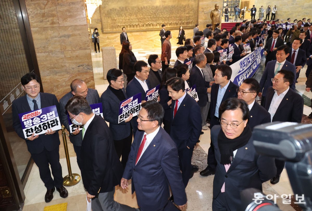 野 피케팅 사이로 입장하는 與의원들 더불어민주당 의원들이 8일 오후 국회 본회의장 앞에서 ‘노란봉투법’(노동조합법 
2, 3조 개정안)과 ‘방송 3법’(방송법, 방송문화진흥법, 한국교육방송공사법 개정안) 찬성 촉구 피케팅을 하고 있다. 그 옆으로
 국민의힘 의원들이 본회의장으로 들어서고 있다. 박형기 기자 oneshot@donga.com