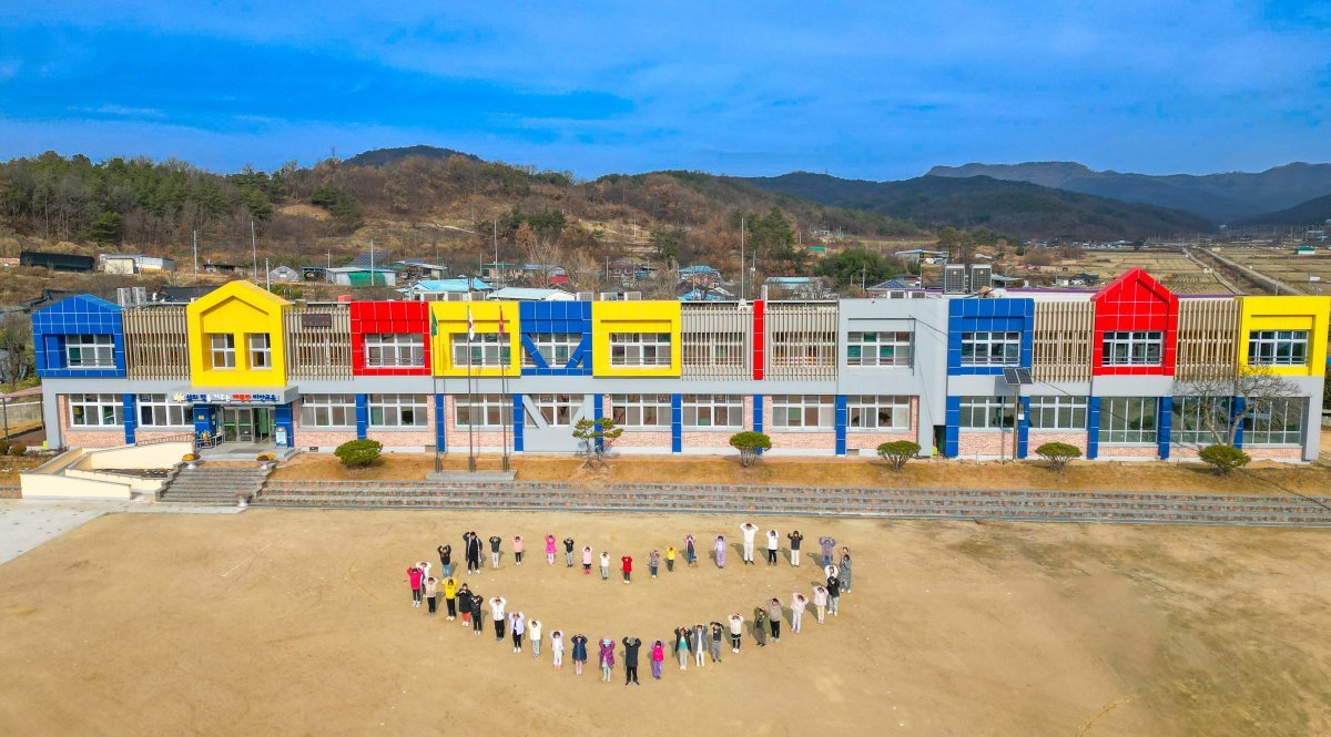 2023학년도 ‘농어촌 참 좋은 학교’로 선정된 경북 의성군 비안초등학교 전경과 학생들. 비안초등학교 제공