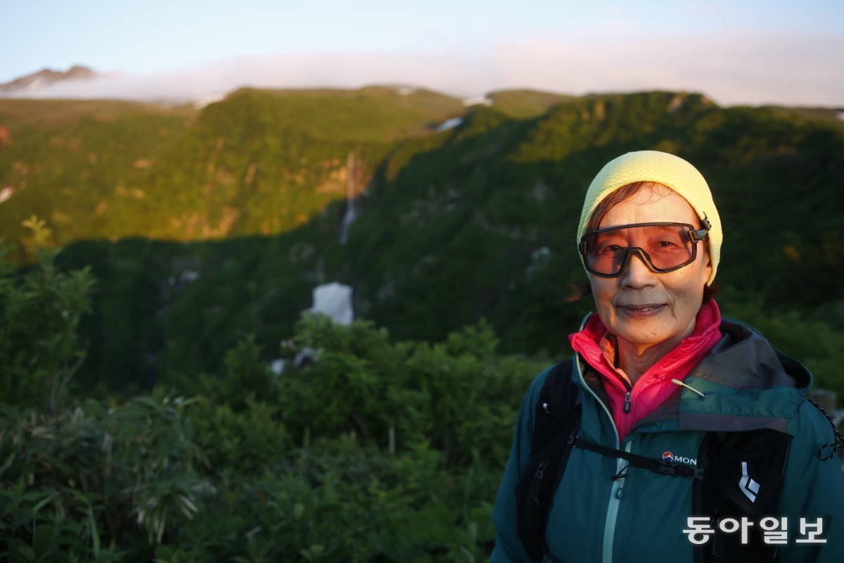 남문숙 씨가 일본의 험산 조카이산(해발 2236m)에 올랐다. 국제노르딕워킹협회 제공.