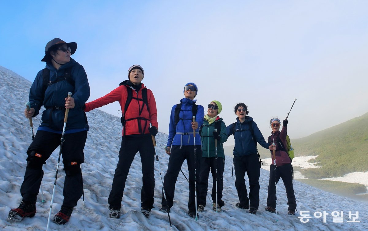 남문숙 씨(오른쪽에서 세번 째)가 회원들과 일본의 험산 조카이산(해발 2236m)에 오르며 함께 기념 사진을 찍었다. 국제노르딕워킹협회 제공.