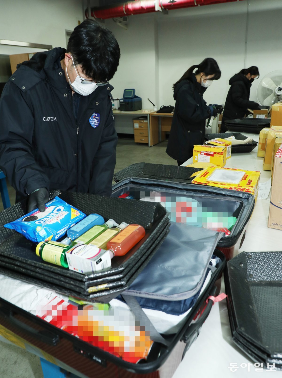 5일 인천공항본부세관 마약정보분석팀 직원들이 마약이 담긴 것으로 의심되는 승객의 가방을 열어 살펴보고 있다. 인천=신원건 기자 laputa@donga.com