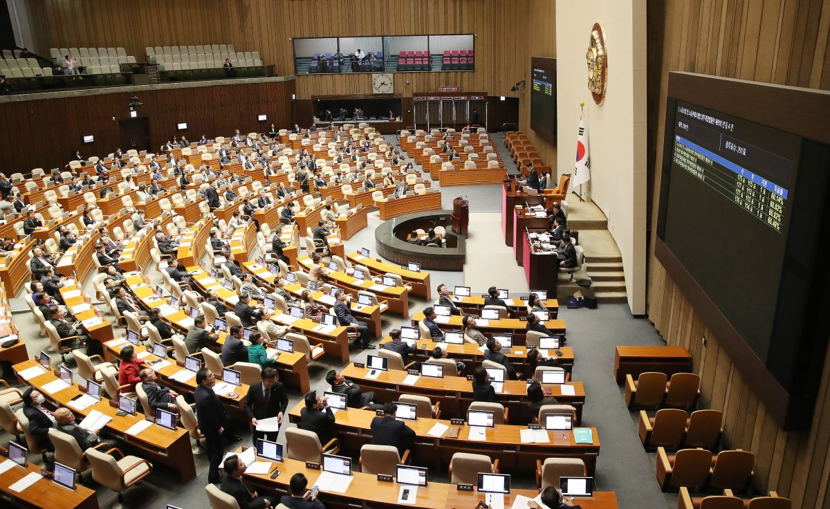 8일 서울 여의도 국회 본회의장에서 열린 제410회국회(정기회) 제14차 본회의에서 재표결로 상정된 노조법 2·3조 개정안(노란봉투법)과 방송법·방송문화진흥회법·한국교육방송공사법 개정안(방송3법)이 부결되고 있다. 2023.12.8/뉴스1