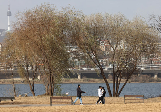 절기상 대설(大雪)이지만 대체로 포근한 날씨를 보인 7일 오후 서울 서초구 반포한강공원에서 시민들이 나들이를 즐기고 있다. 2023.12.7/뉴스1