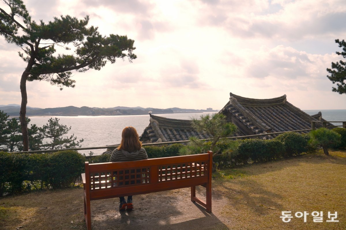 바다를 배경으로 한옥 정원을 꾸며놓은 죽도 상화원.