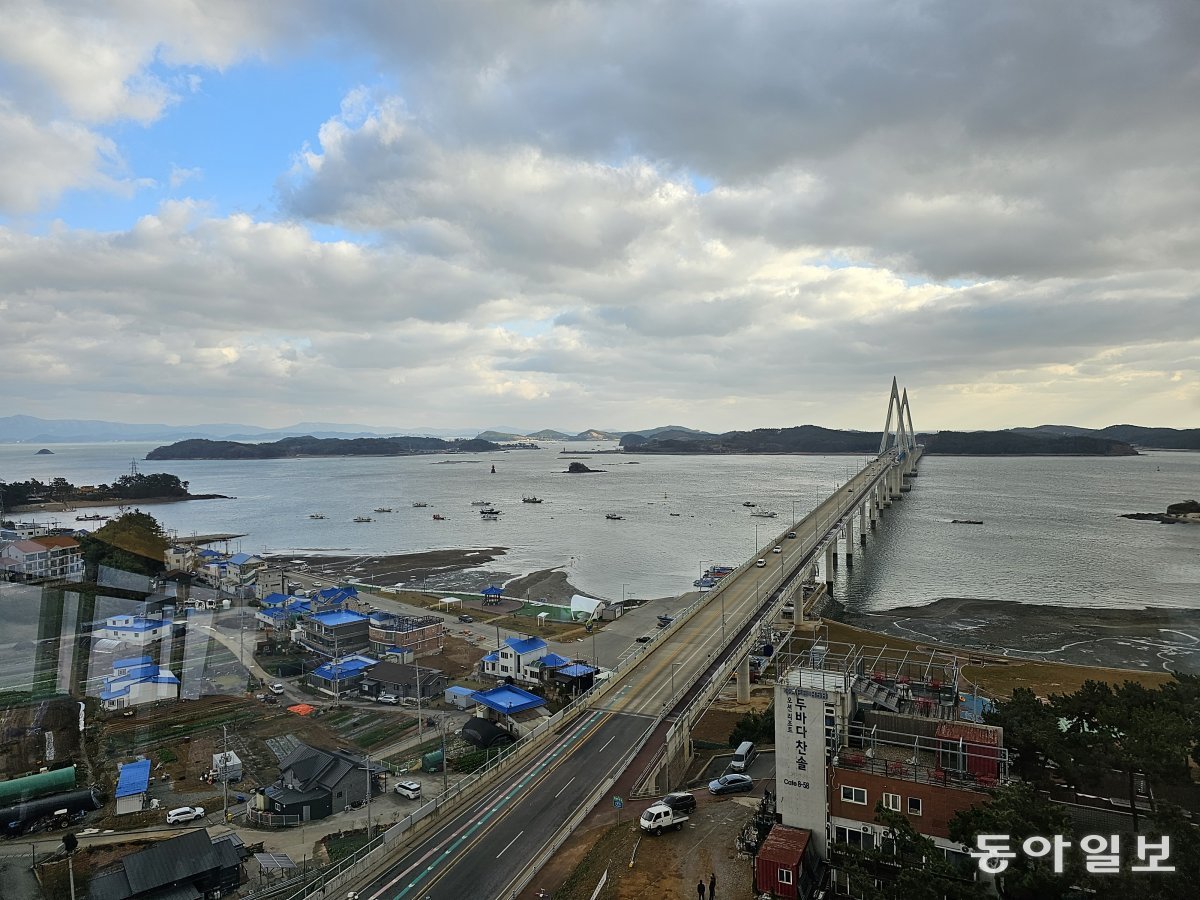 안면도 최남단 영목항 전망대에서 내려다본 원산안면대교. 다리 너머 원산도가 보인다.