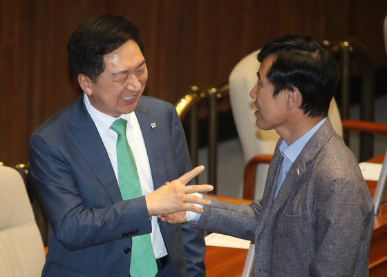 김기현 국민의힘 대표(왼쪽)와 하태경 의원. 2023.5.30/뉴스1 ⓒ News1